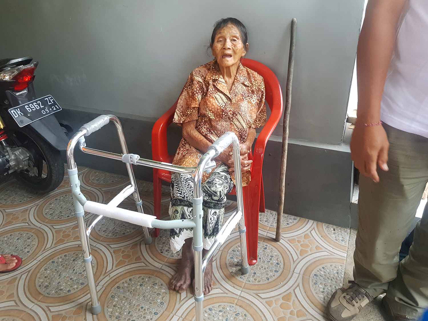 arme vrouw ontvangt rollator