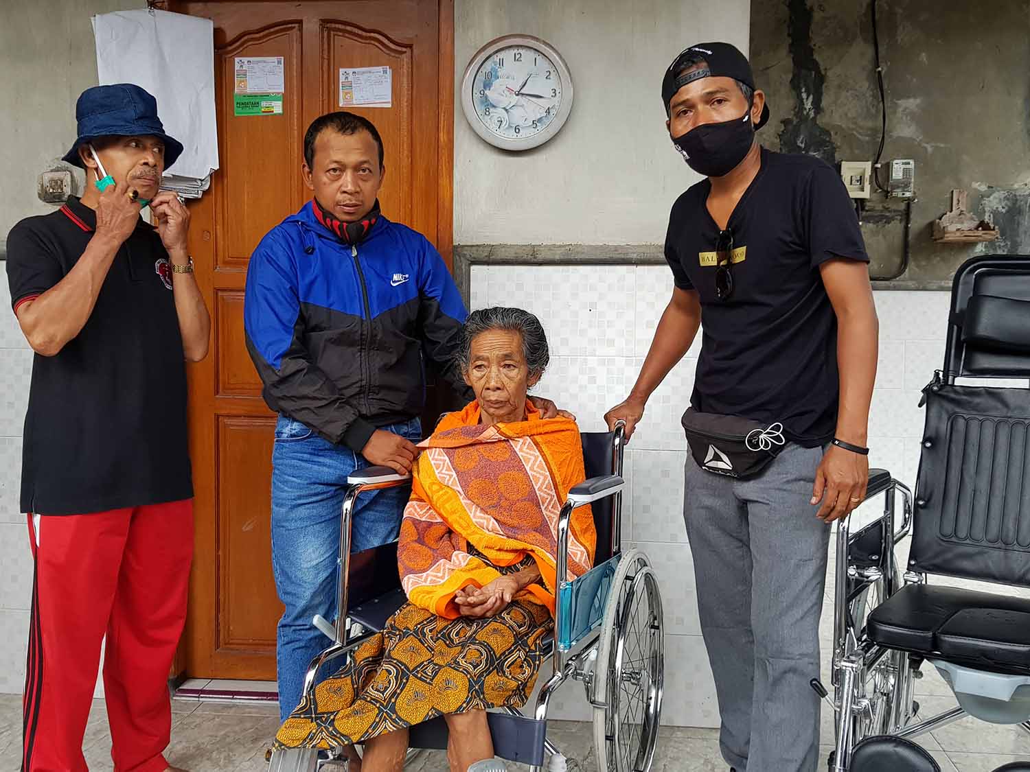 Indonesische familie ontvangt rolstoel