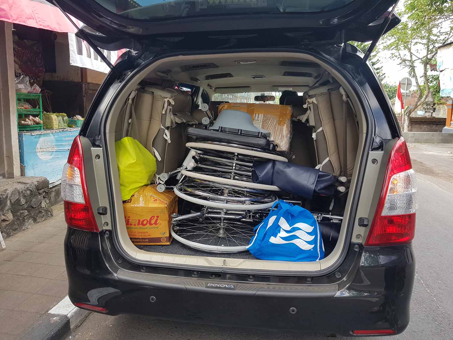 ingeladen auto met rolstoelen